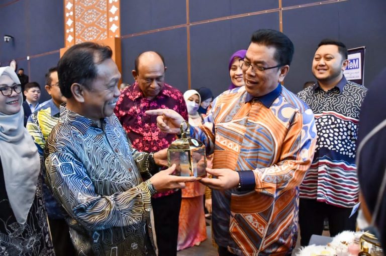 KPT Kenal Pasti Bantuan Pelajar Terkesan Banjir (Utusan Malaysia | 26 ...